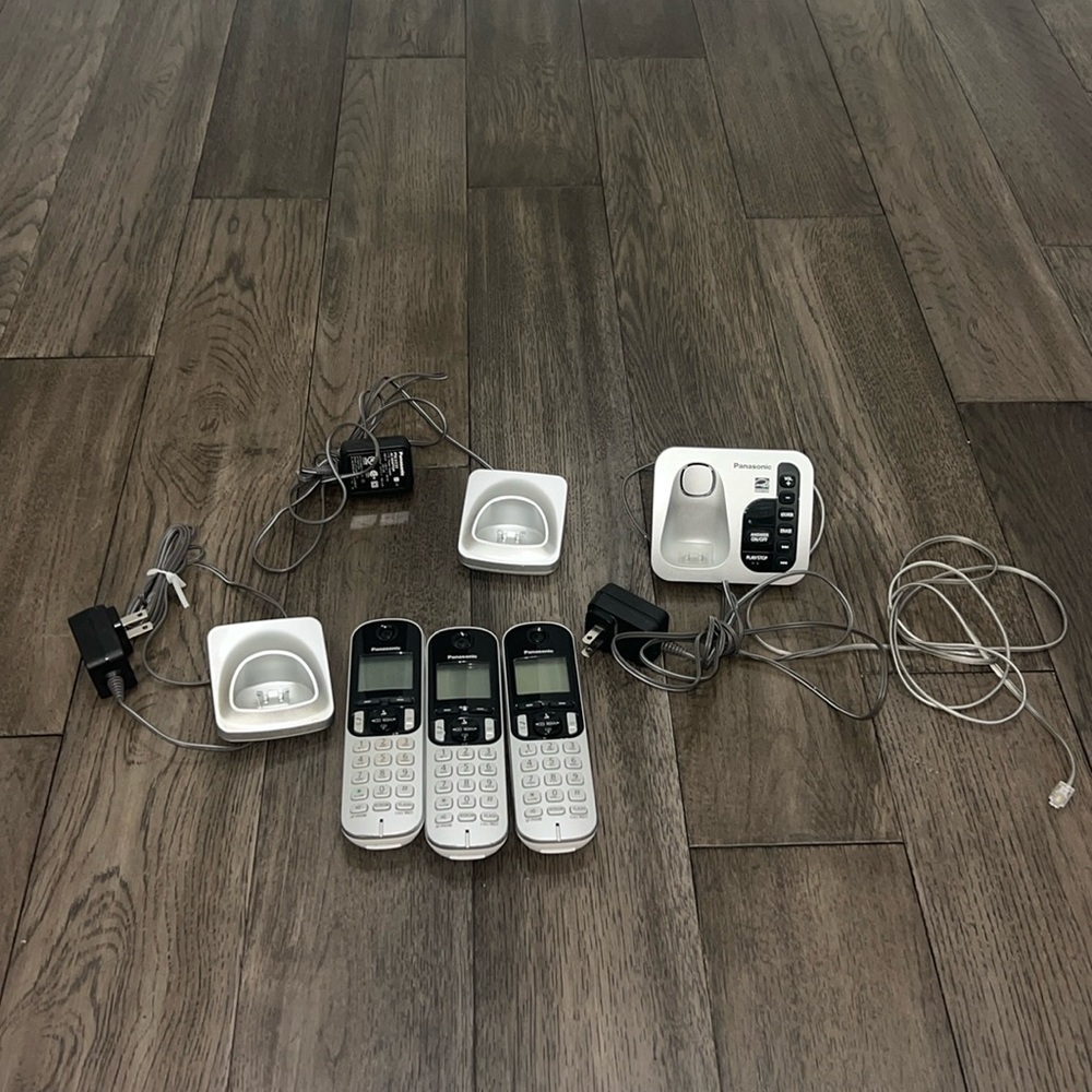 Panasonic cordless phone set with chargers and answering machine